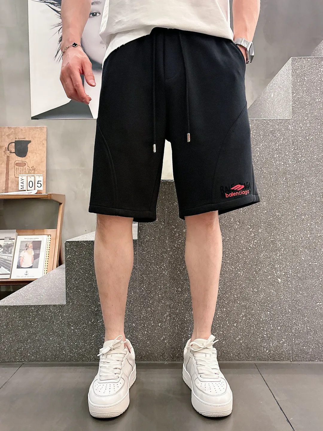 Balenciaga's three-standard complete 2026 summer New Arrival men's casual shorts, advanced custom-made Breathable fabric, Breathable fabric, extremely stretchy and comfortable, impeccable details, top-grade accessories, original logo design concept, delicate and soft feel! The upper body fit is awesome! Size: M-XXXL Please state your height and weight when ordering